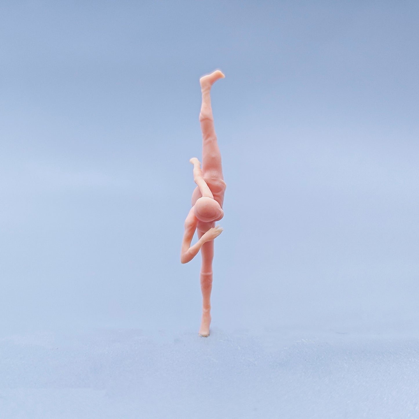 1/64 1/43 Figurines Scale Model Resin Pink Warrior Kicks Legs Uncolored Miniatures Diorama Hand-painted D610