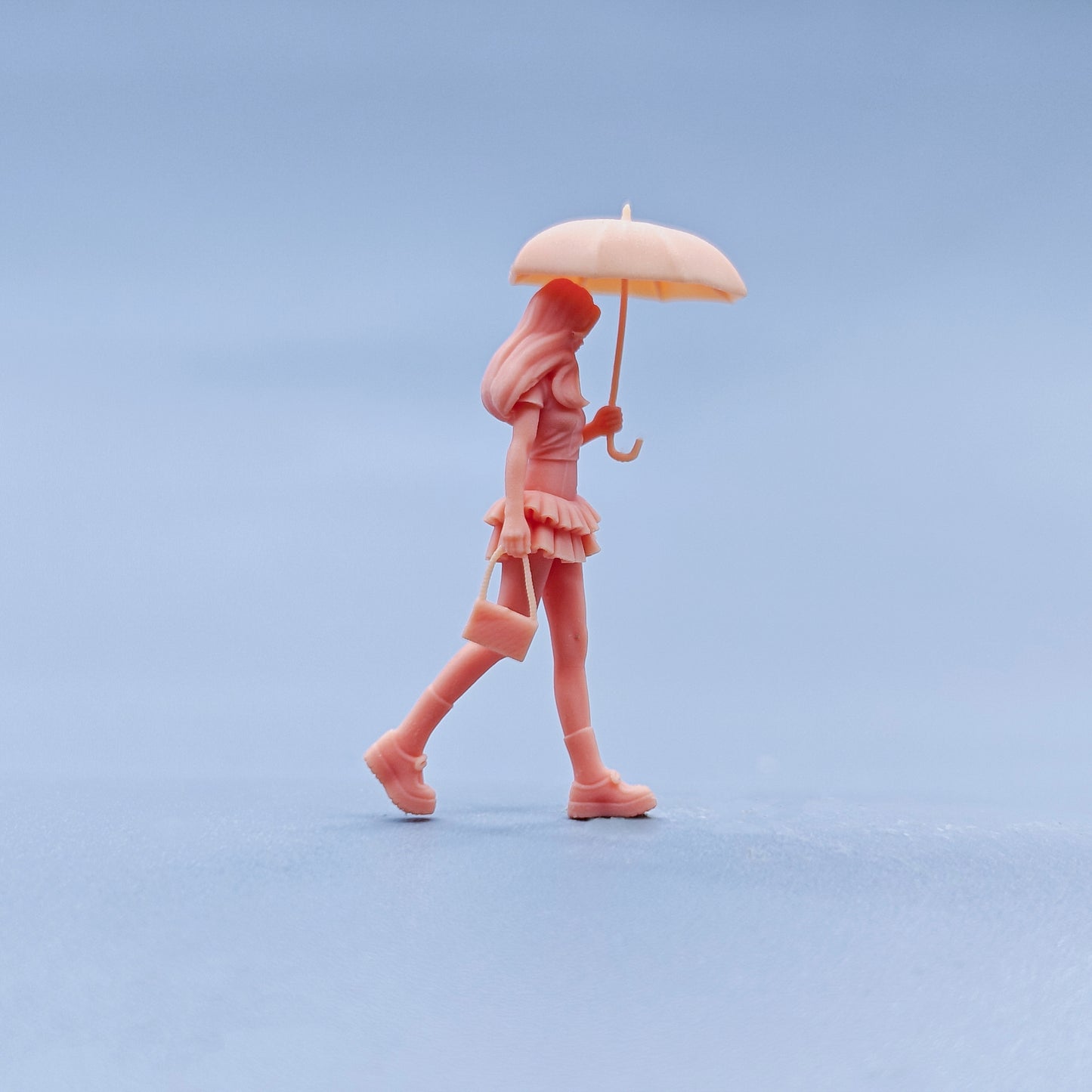1/64 1/43 Figurines Scale Model Resin JK Girl Holding An Umbrella in The Rain Uncolored Miniatures Diorama Hand-painted D632