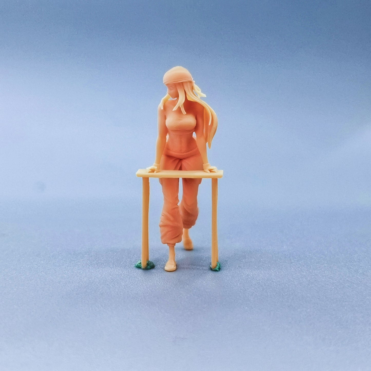1/64 1/43 Figurines Scale Model Resin The Girl Supporting The Table Uncolored Miniatures Diorama Hand-painted C006