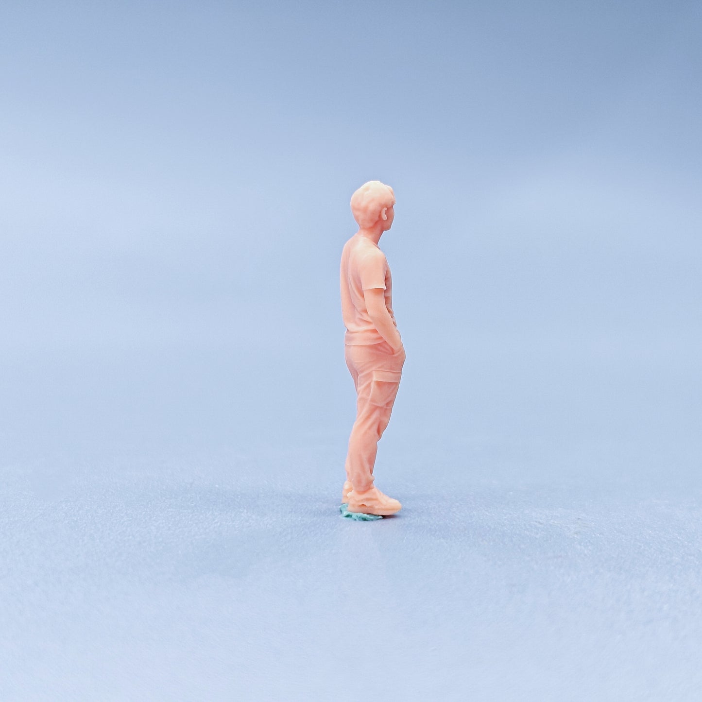 1/64 1/43 Figurines Scale Model Resin The Little Guy with His Hands in His Pockets Uncolored Miniatures Diorama Hand-painted C113
