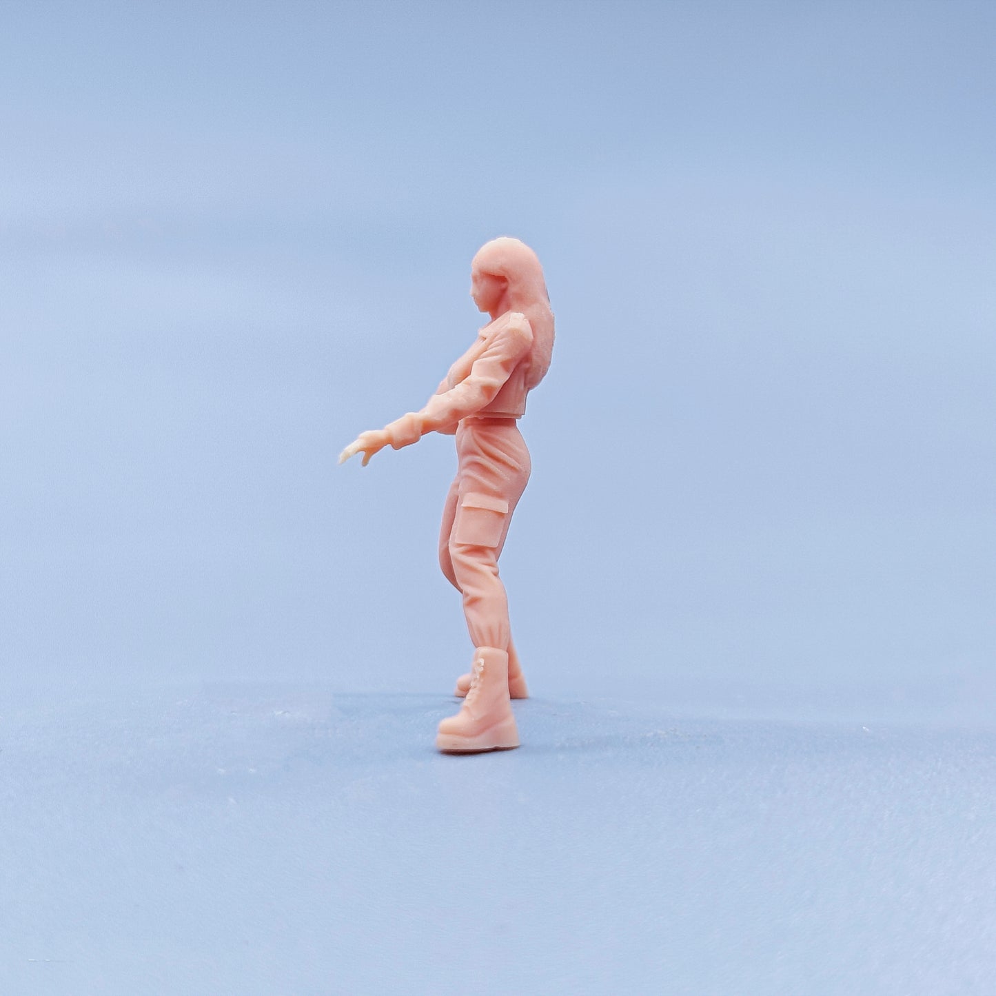 1/64 1/43 Figurines Scale Model Resin Woman Riding A Motorcycle with A Helmet Uncolored Miniatures Diorama Hand-painted D616