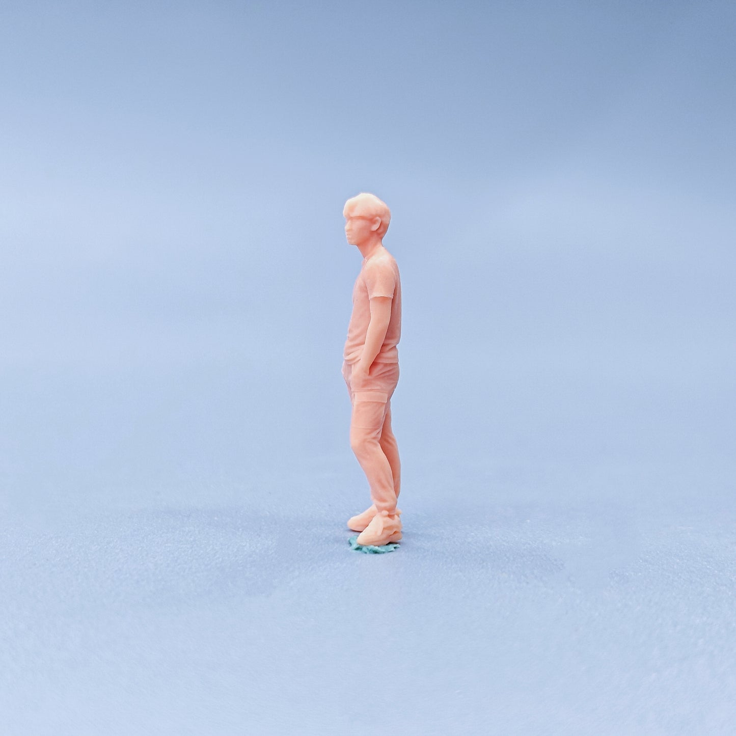 1/64 1/43 Figurines Scale Model Resin The Little Guy with His Hands in His Pockets Uncolored Miniatures Diorama Hand-painted C113