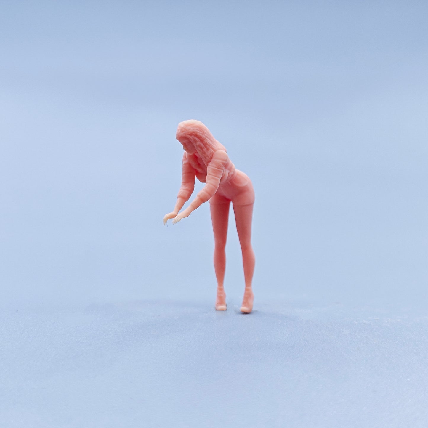 1/64 1/43 Figurines Scale Model Resin The Girl Bending Down To Tidy Up Things Uncolored Miniatures Diorama Hand-painted D731