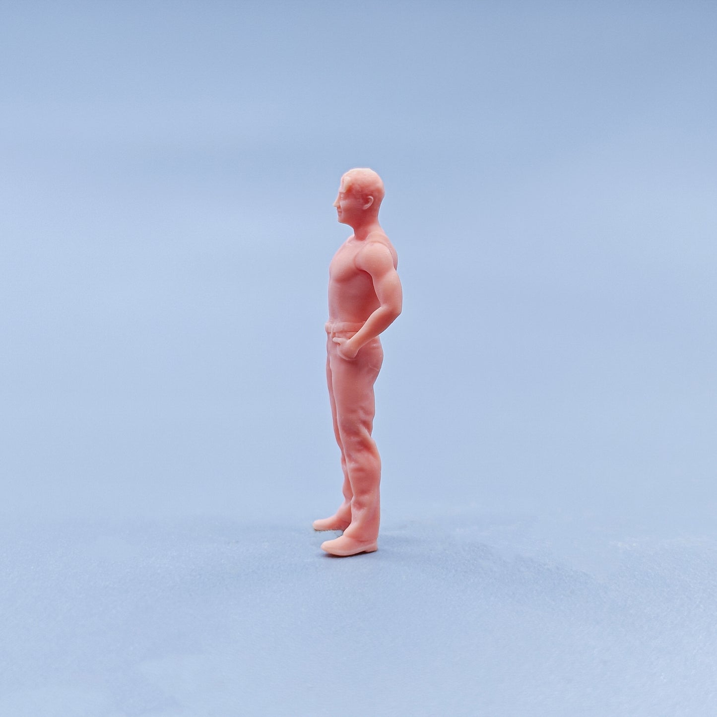 1/64 1/43 Figurines Scale Model Resin Smiling Man with Hands in Pockets Uncolored Miniatures Diorama Hand-painted D730