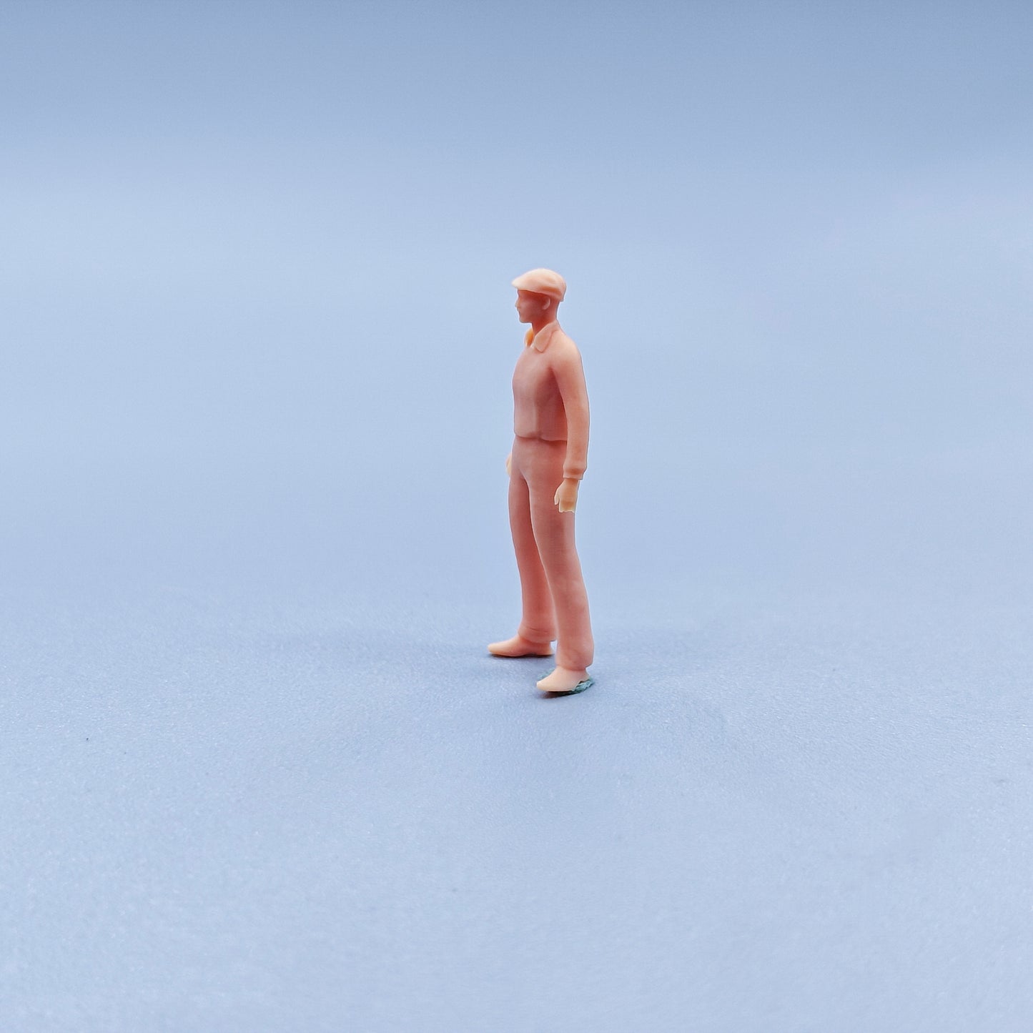 1/64 1/43 Figurines Scale Model Resin Strap Pants Old Man Uncolored Miniatures Diorama Hand-painted C303
