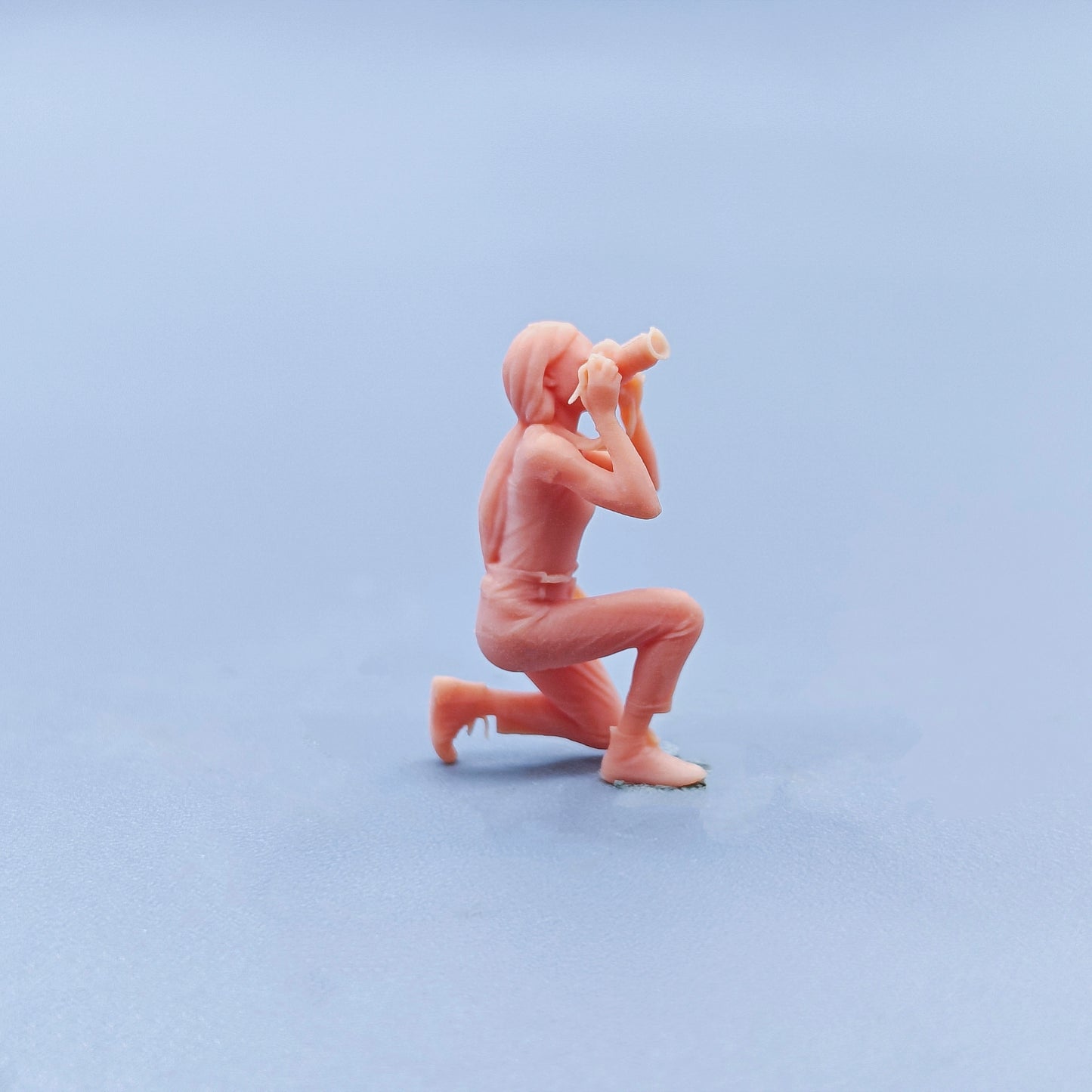 1/64 1/43 Figurines Scale Model Resin Squatting Position Taking Photos Girl Uncolored Miniatures Diorama Hand-painted D403