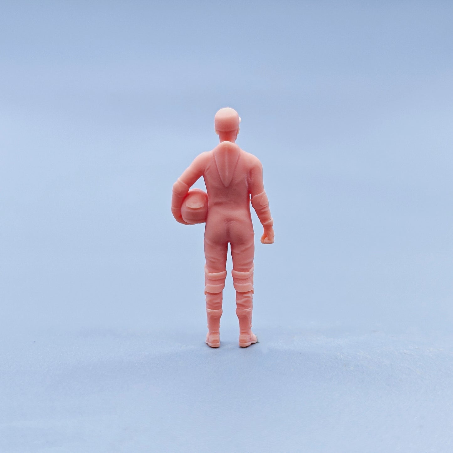 1/64 1/43 Figurines Scale Model Resin The Man in The Hat Holding A Helmet Uncolored Miniatures Diorama Hand-painted D726