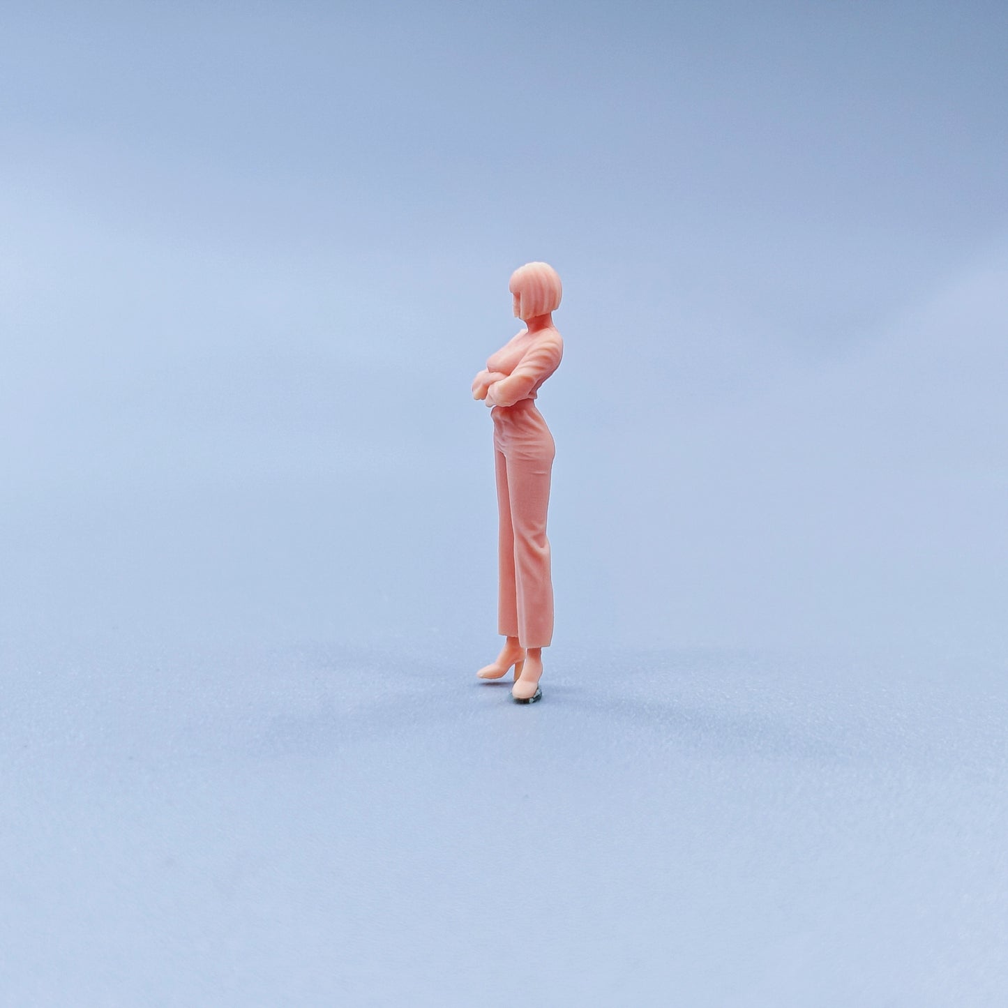 1/64 1/43 Figurines Scale Model Resin Hug The Girl in Front of Her Chest with Both Hands Uncolored Miniatures Diorama Hand-painted C529