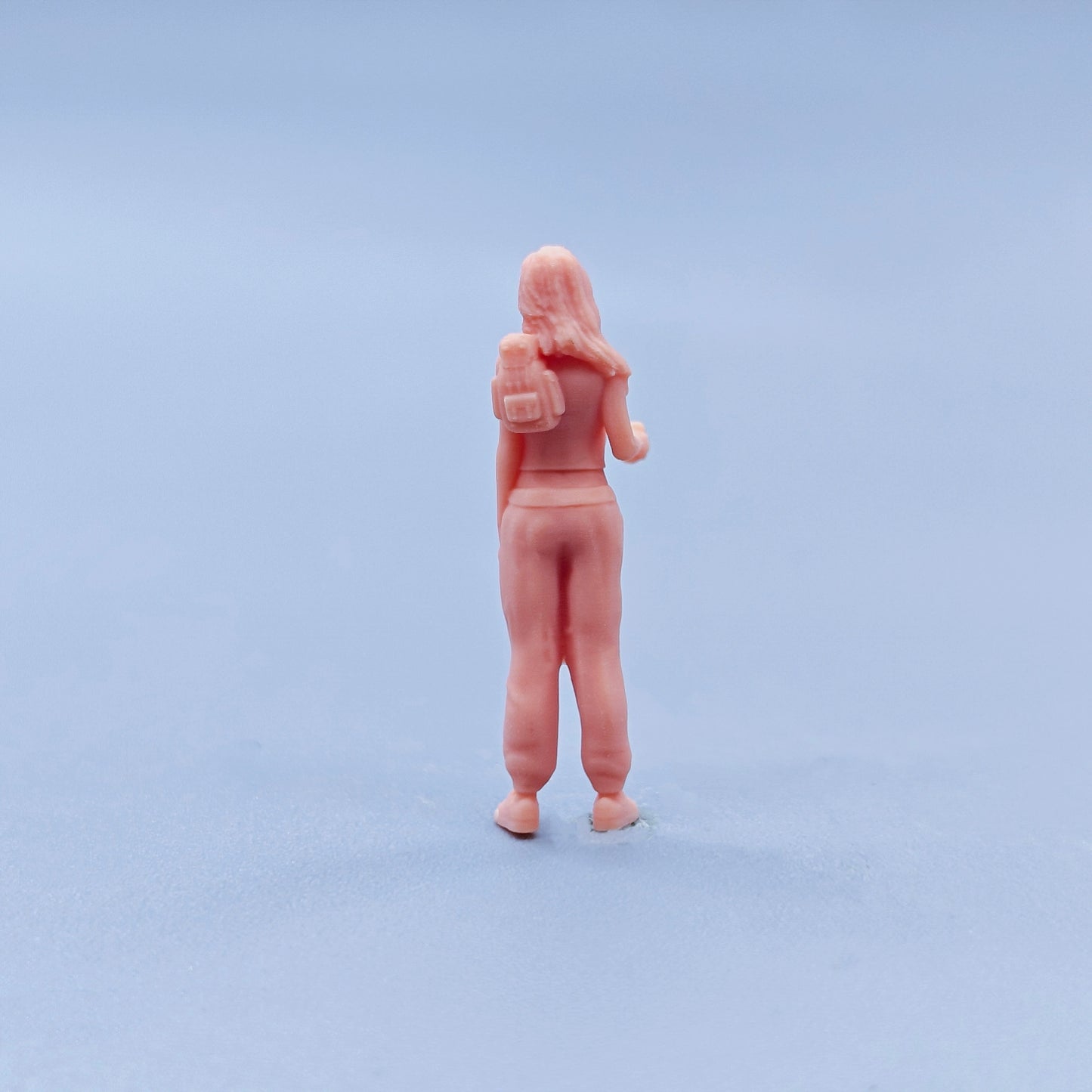 1/64 1/43 Figurines Scale Model Resin Girl with Beverage Backpack Uncolored Miniatures Diorama Hand-painted D129
