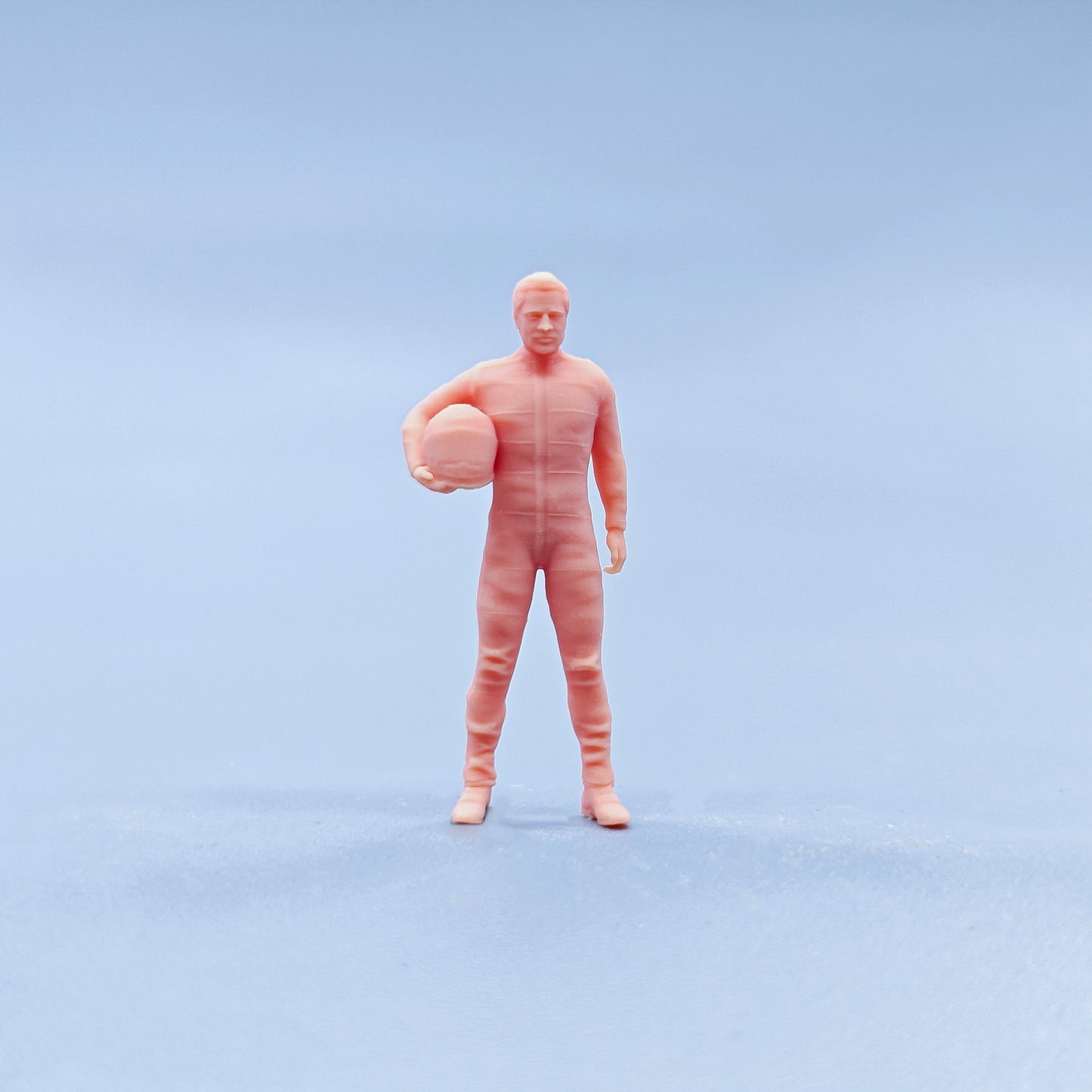1/64 1/43 Figurines Scale Model Resin The Biker Holding A Helmet Uncolored Miniatures Diorama Hand-painted D802