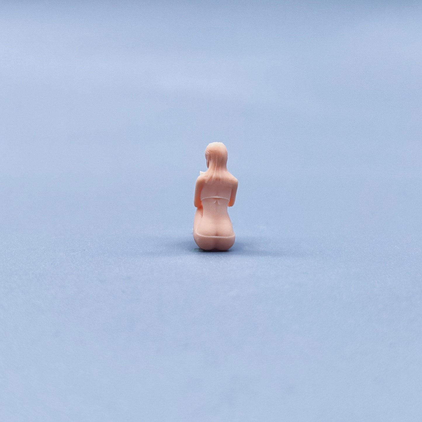 1/64 1/43 Figurines Scale Model Resin Sitting on The Ground Looking At A Bikini Woman's Phone Uncolored Miniatures Diorama Hand-painted W428