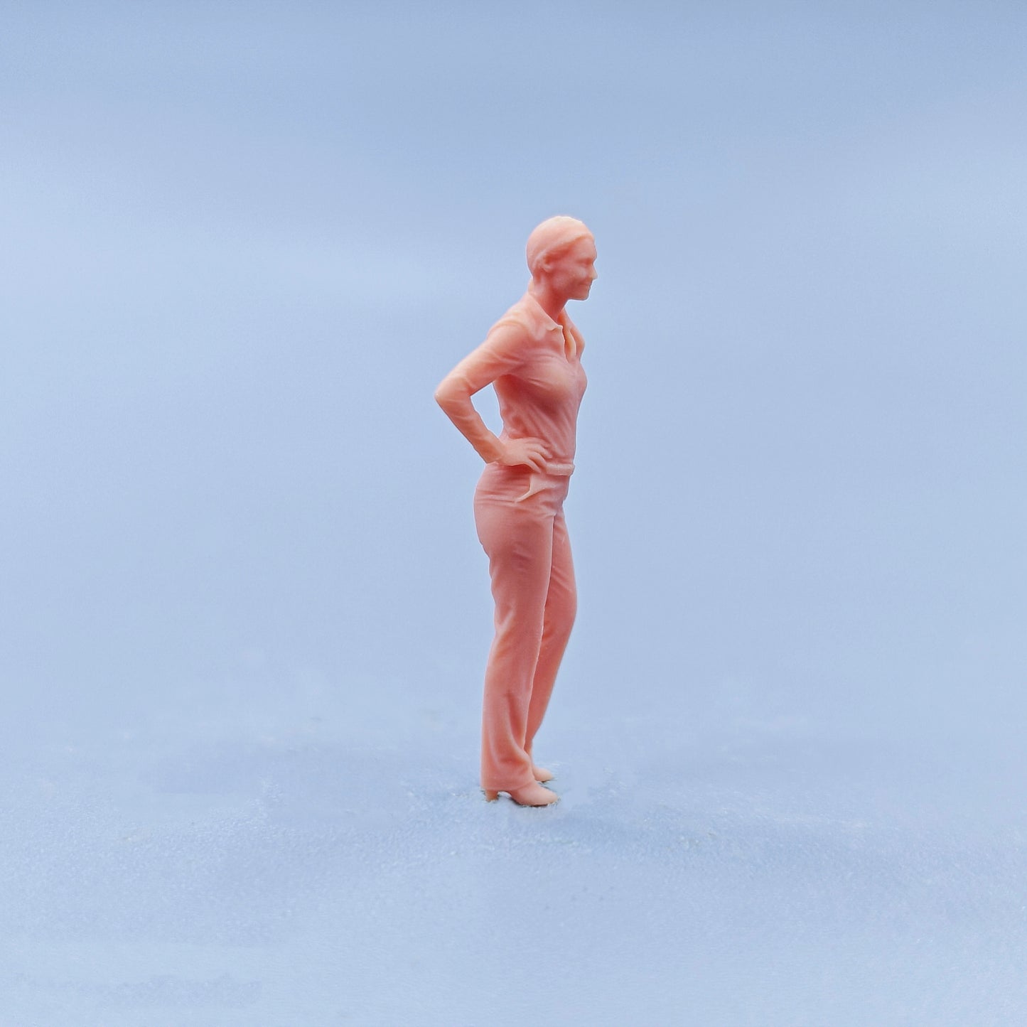 1/64 1/43 Figurines Scale Model Resin Woman with Hands on Hips Uncolored Miniatures Diorama Hand-painted D313