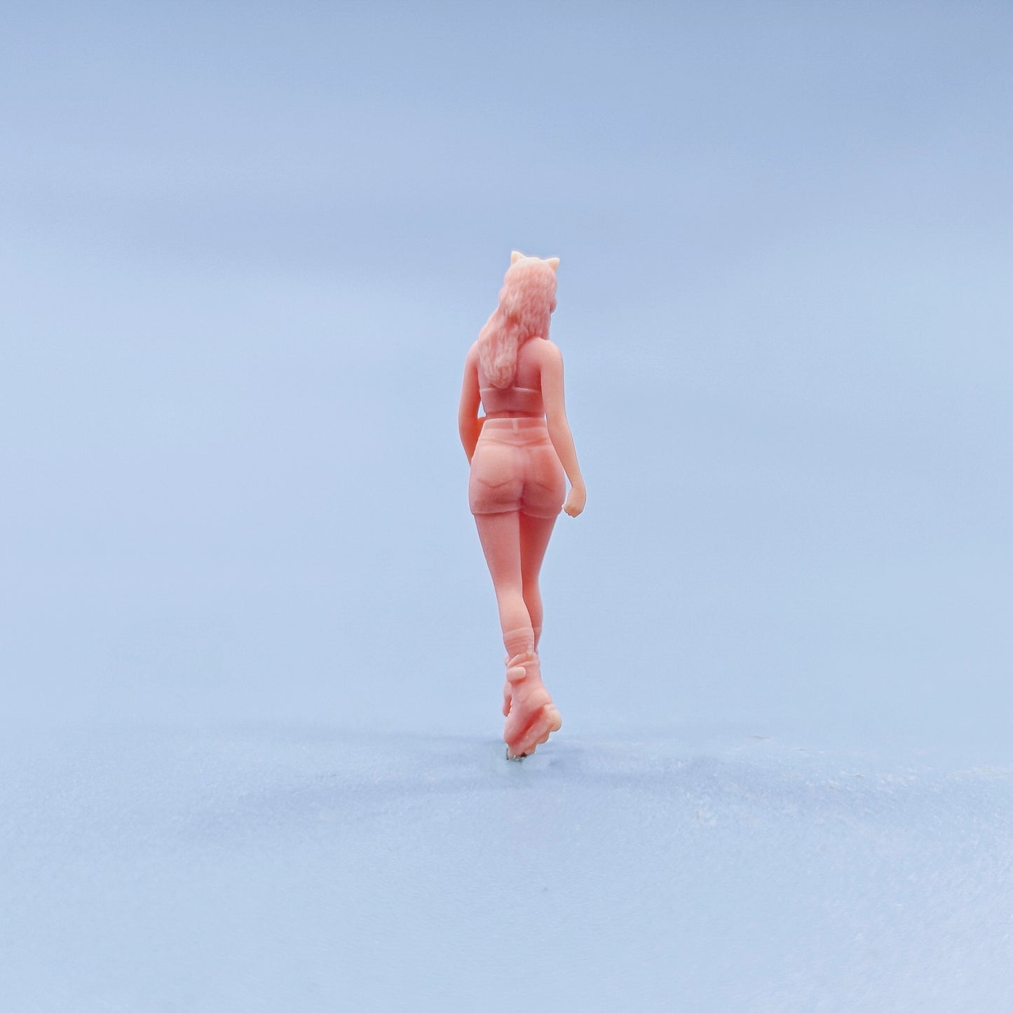 1/64 1/43 Figurines Scale Model Resin Ice Skating Girl Wearing Headphones Uncolored Miniatures Diorama Hand-painted D725