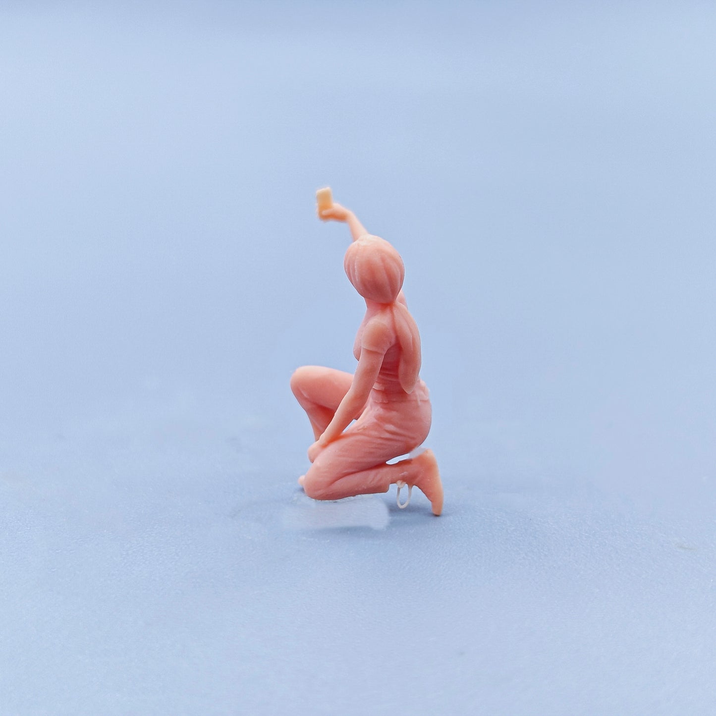 1/64 1/43 Figurines Scale Model Resin Squatting Pose Selfie Girl Uncolored Miniatures Diorama Hand-painted D401