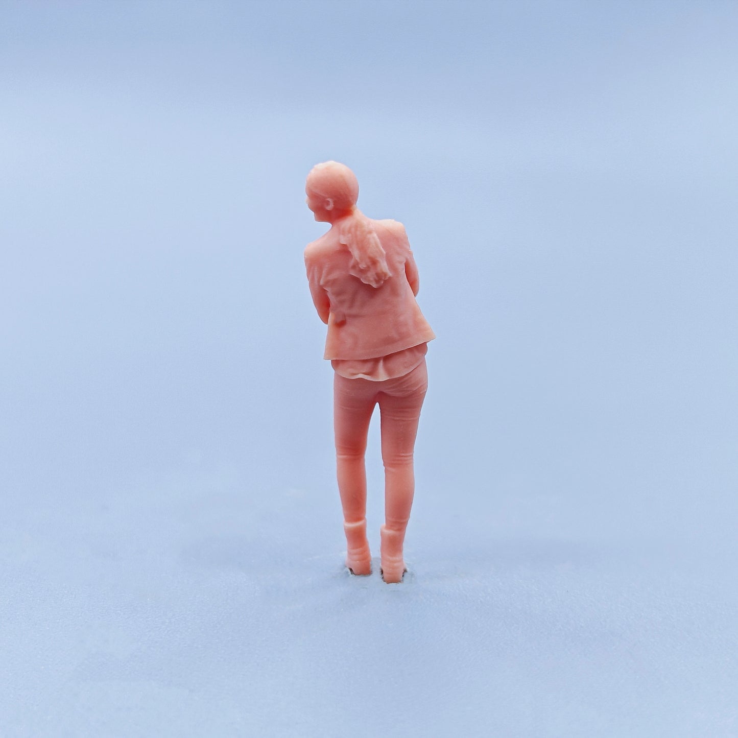 1/64 1/43 Figurines Scale Model Resin Smiling Woman Hug Chest with Both Hands Uncolored Miniatures Diorama Hand-painted D323