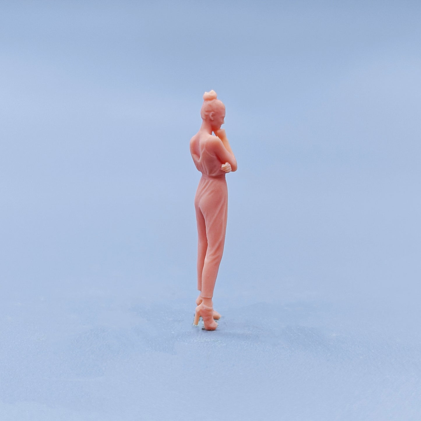 1/64 1/43 Figurines Scale Model Resin Women Clenching Their Fists To Support Their Chin Uncolored Miniatures Diorama Hand-painted D312