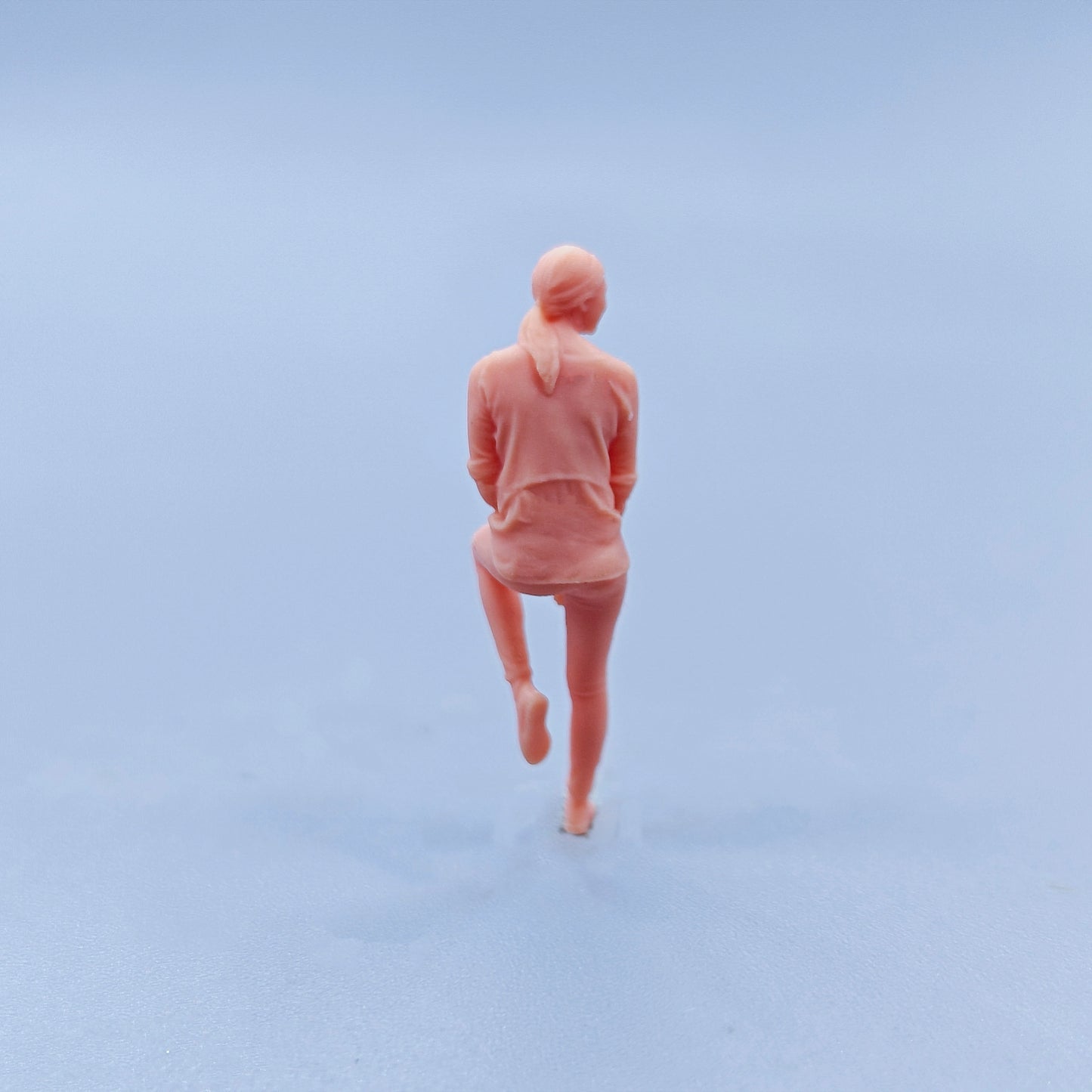 1/64 1/43 Figurines Scale Model Resin Smiling Woman Standing Against The Wall Uncolored Miniatures Diorama Hand-painted D333