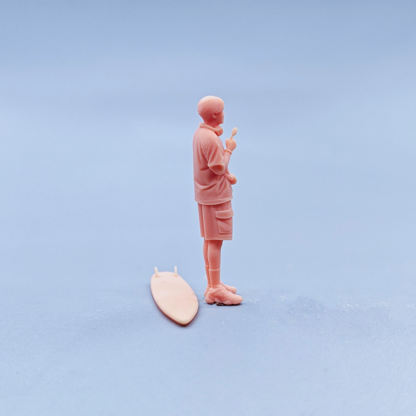 1/64 1/43 Figurines Scale Model Resin Sports Boy Wearing Headphones and Holding Candy Uncolored Miniatures Diorama Hand-painted D625