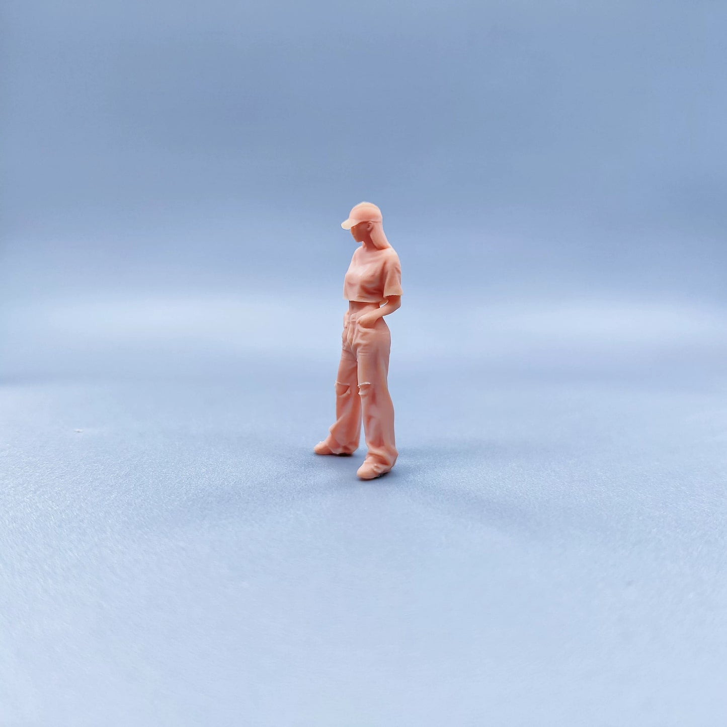1/64 1/43 Figurines Scale Model Resin Girl with Duckbill Cap and Ripped Pants Uncolored Miniatures Diorama Hand-painted W519