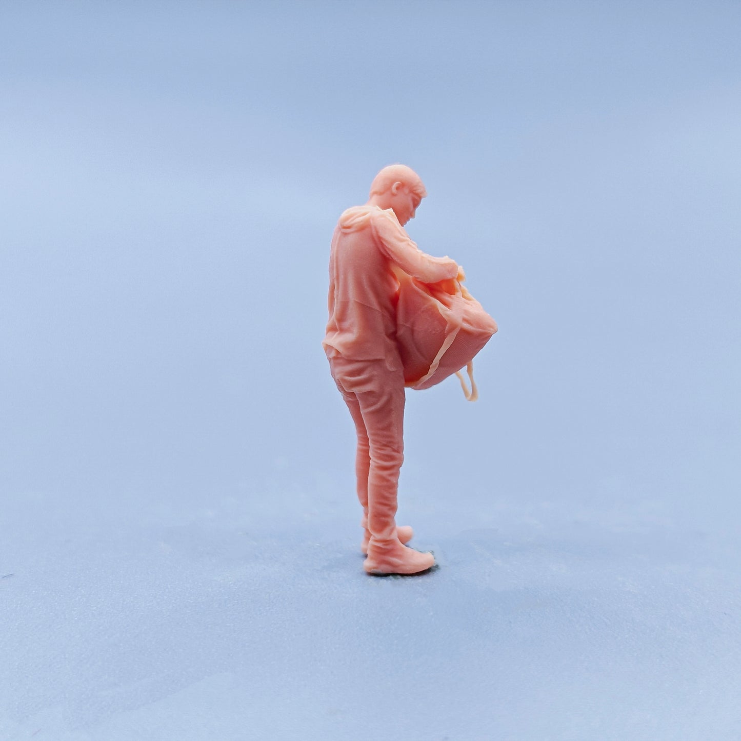 1/64 1/43 Figurines Scale Model Resin Man Looking for Things in Backpack Uncolored Miniatures Diorama Hand-painted D301