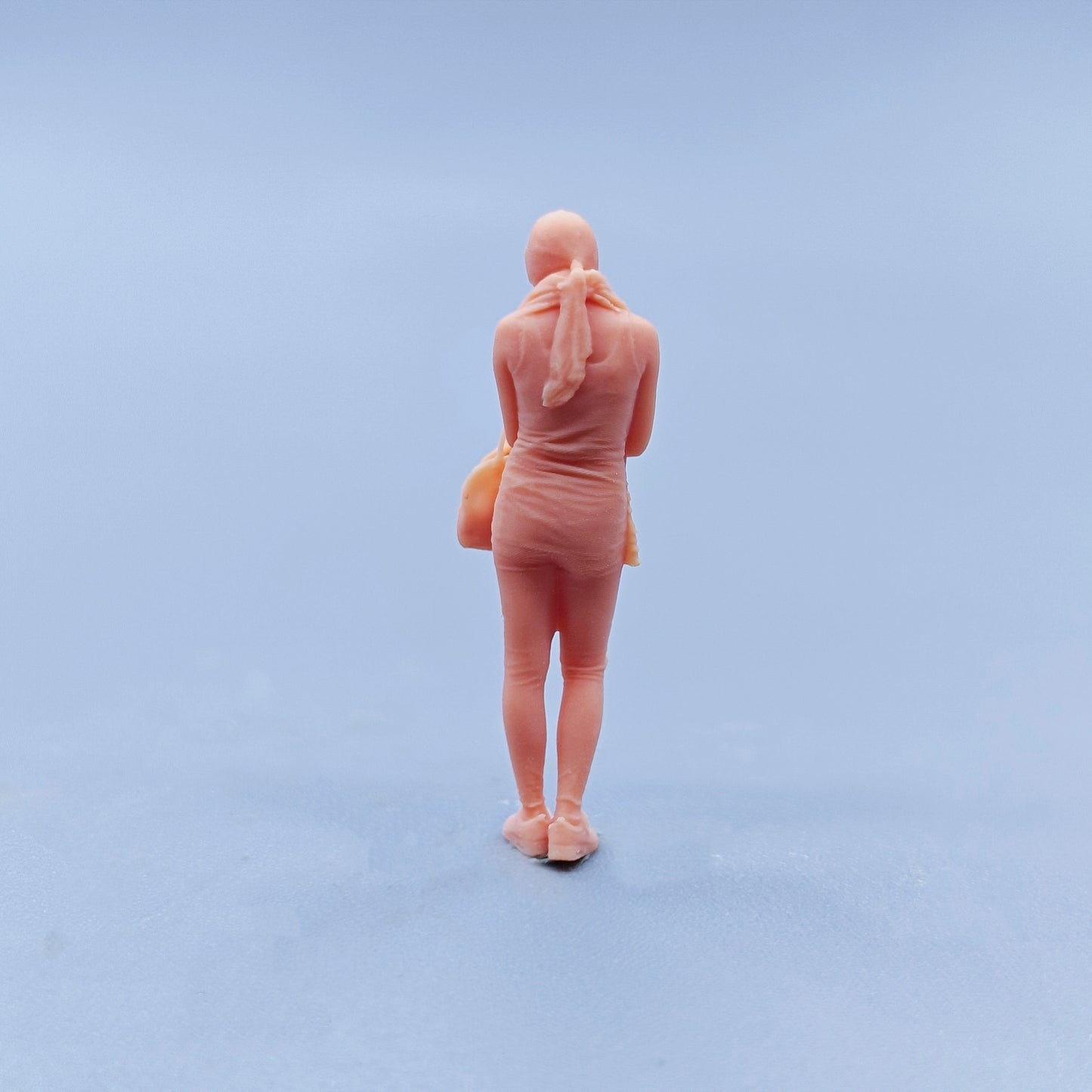 1/64 1/43 Figurines Scale Model Resin Woman Find Something with Bag Uncolored Miniatures Diorama Hand-painted D430