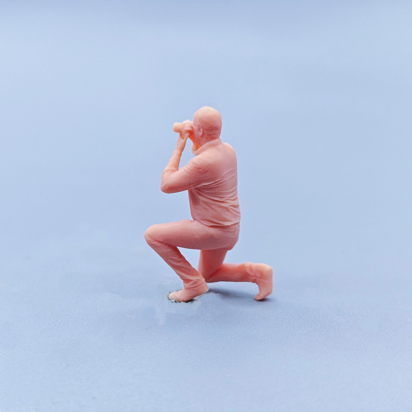 1/64 1/43 Figurines Scale Model Resin Squatting Pose Photo Uncle Uncolored Miniatures Diorama Hand-painted D336