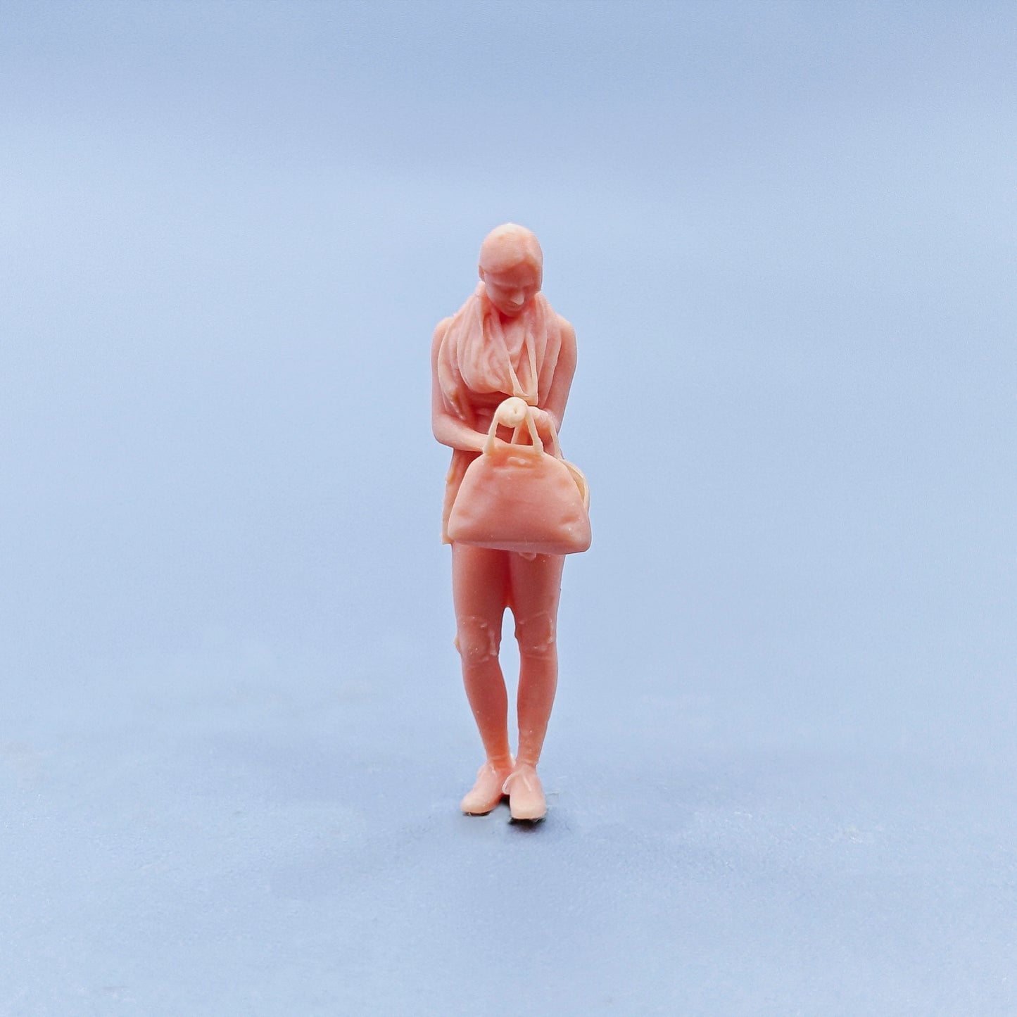 1/64 1/43 Figurines Scale Model Resin Woman Find Something with Bag Uncolored Miniatures Diorama Hand-painted D430