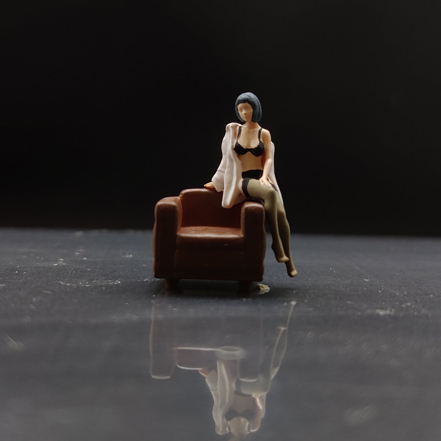 WX-MADE 1/64 Scale Figurines Model The Girl Sitting Next To The Sofa Collection Miniature Hand-painted