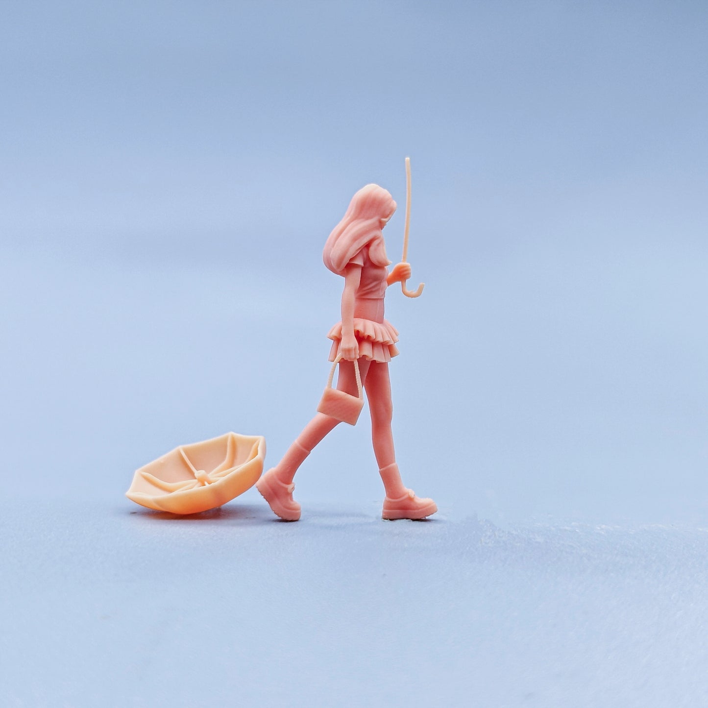 1/64 1/43 Figurines Scale Model Resin JK Girl Holding An Umbrella in The Rain Uncolored Miniatures Diorama Hand-painted D632