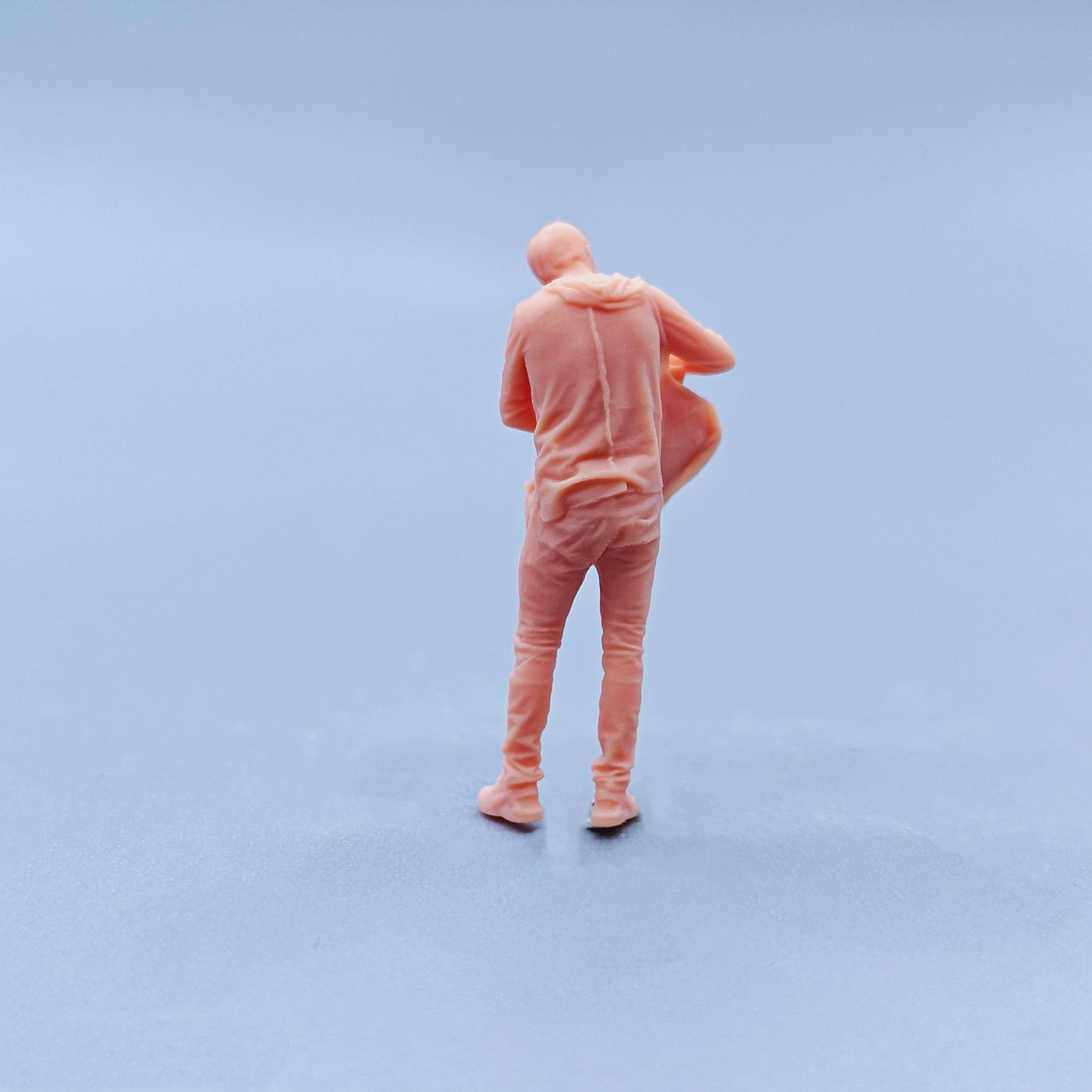 1/64 1/43 Figurines Scale Model Resin Man Looking for Things in Backpack Uncolored Miniatures Diorama Hand-painted D301