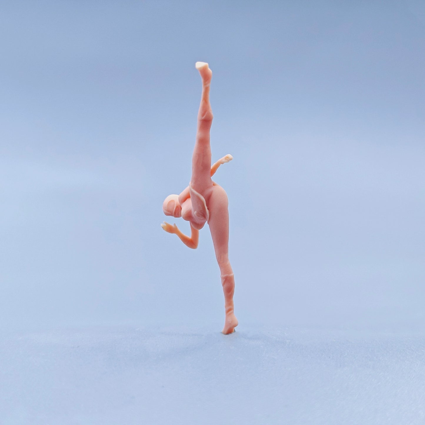 1/64 1/43 Figurines Scale Model Resin Pink Warrior Kicks Legs Uncolored Miniatures Diorama Hand-painted D610