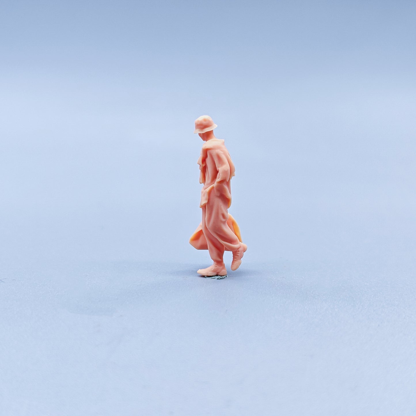 1/64 1/43 Figurines Scale Model Resin Bag Carrying Trendy Man Uncolored Miniatures Diorama Hand-painted C331