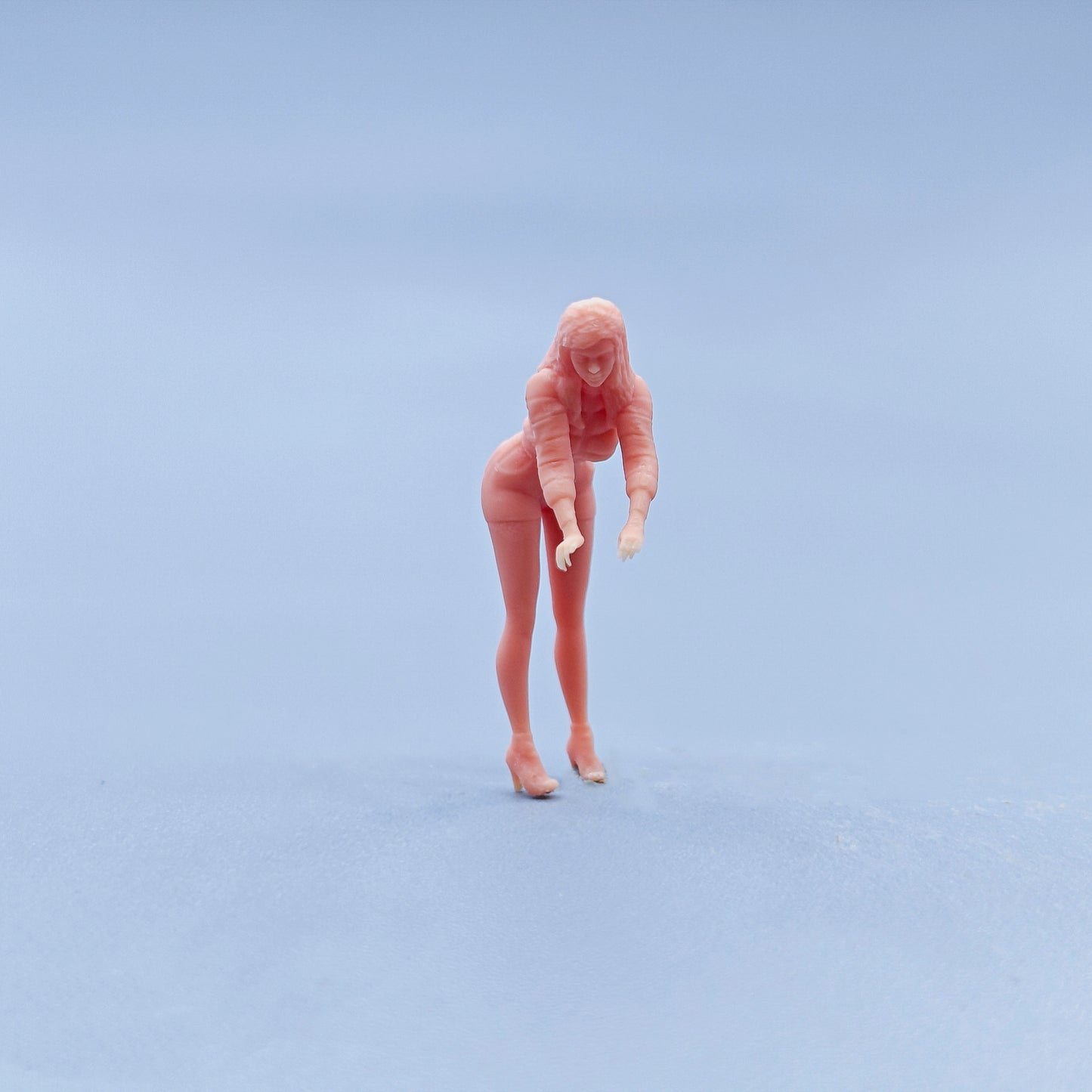 1/64 1/43 Figurines Scale Model Resin The Girl Bending Down To Tidy Up Things Uncolored Miniatures Diorama Hand-painted D731
