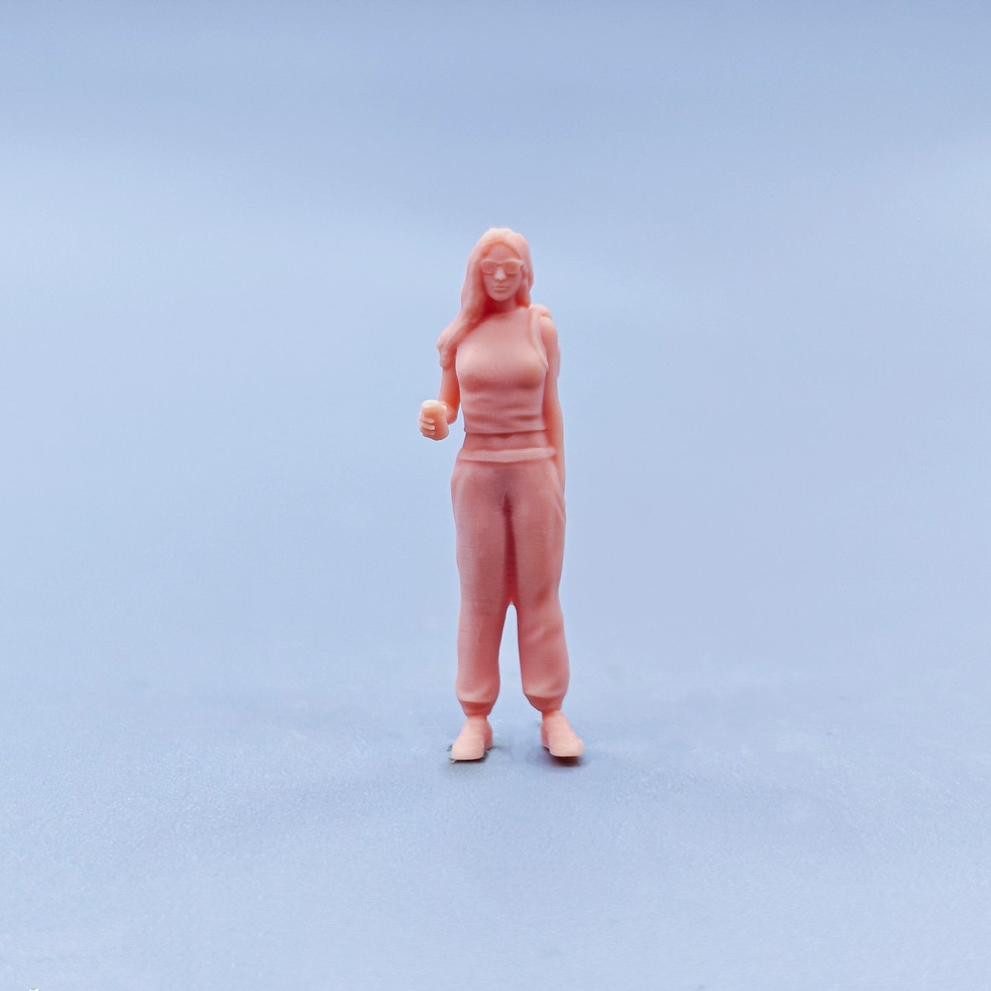 1/64 1/43 Figurines Scale Model Resin Girl with Beverage Backpack Uncolored Miniatures Diorama Hand-painted D129