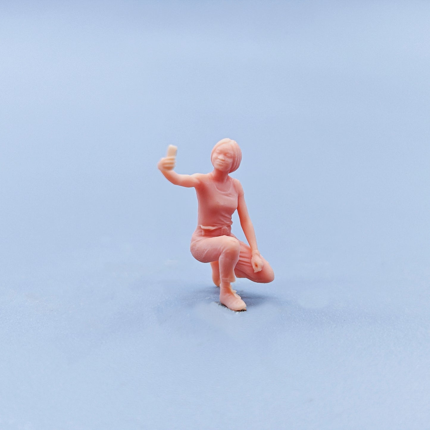 1/64 1/43 Figurines Scale Model Resin Squatting Pose Selfie Girl Uncolored Miniatures Diorama Hand-painted D401