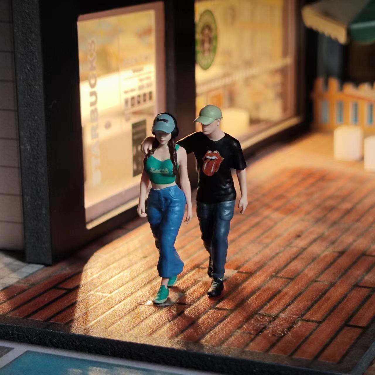 Wx-Made 1/64 Scale Figurines Model Shopping Couple Hooked Shoulders Collection Miniature Hand-painted