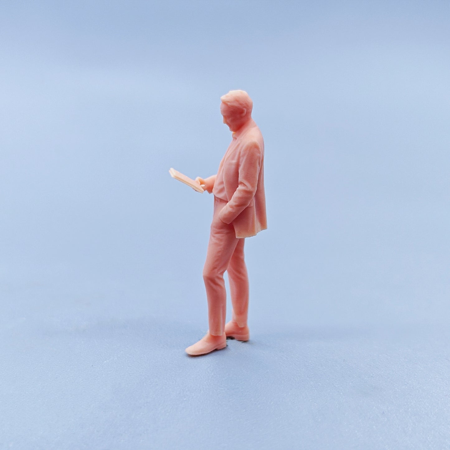 1/64 1/43 Figurines Scale Model Resin Looking Down At The CEO of The Tablet Uncolored Miniatures Diorama Hand-painted D420