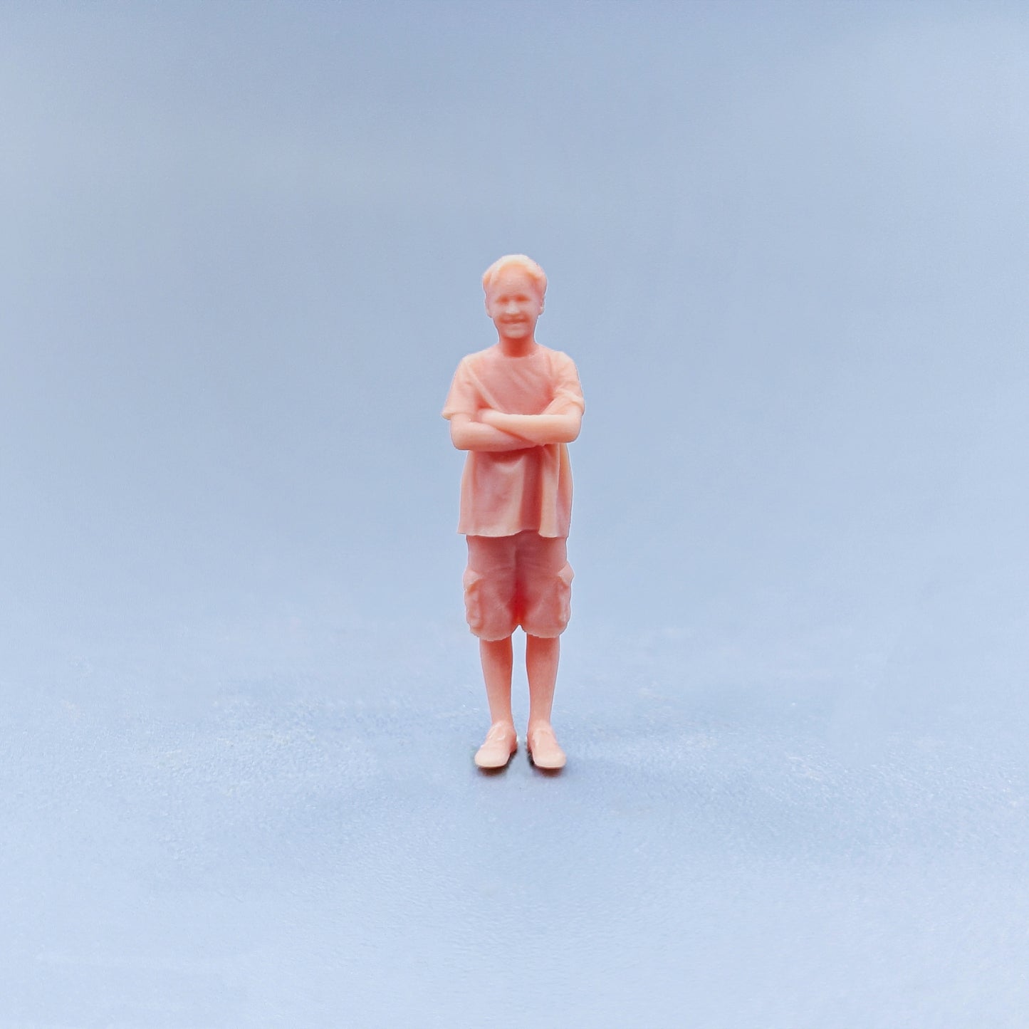 1/64 1/43 Figurines Scale Model Resin Hug Your Chest with Both Hands Child Uncolored Miniatures Diorama Hand-painted D305