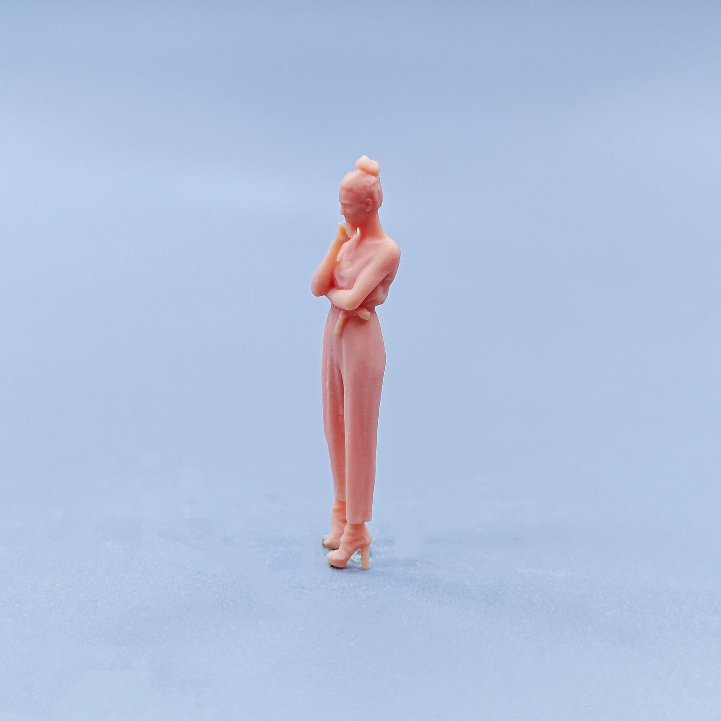 1/64 1/43 Figurines Scale Model Resin Women Clenching Their Fists To Support Their Chin Uncolored Miniatures Diorama Hand-painted D312