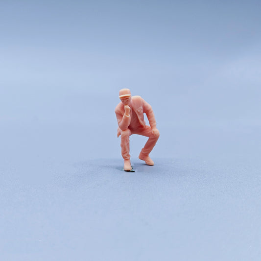 1/64 1/43 Figurines Scale Model Resin Sitting Man Wearing Glasses Uncolored Miniatures Diorama Hand-painted C208