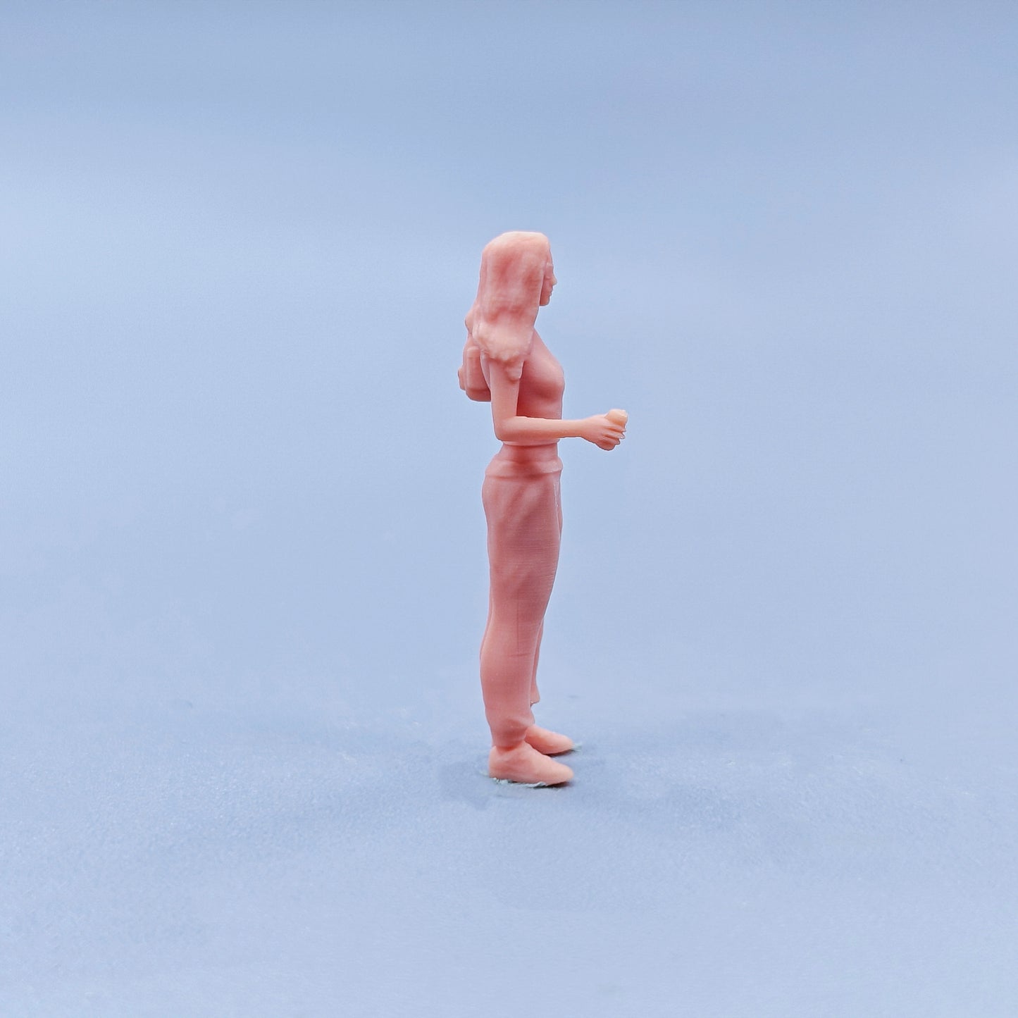 1/64 1/43 Figurines Scale Model Resin Girl with Beverage Backpack Uncolored Miniatures Diorama Hand-painted D129