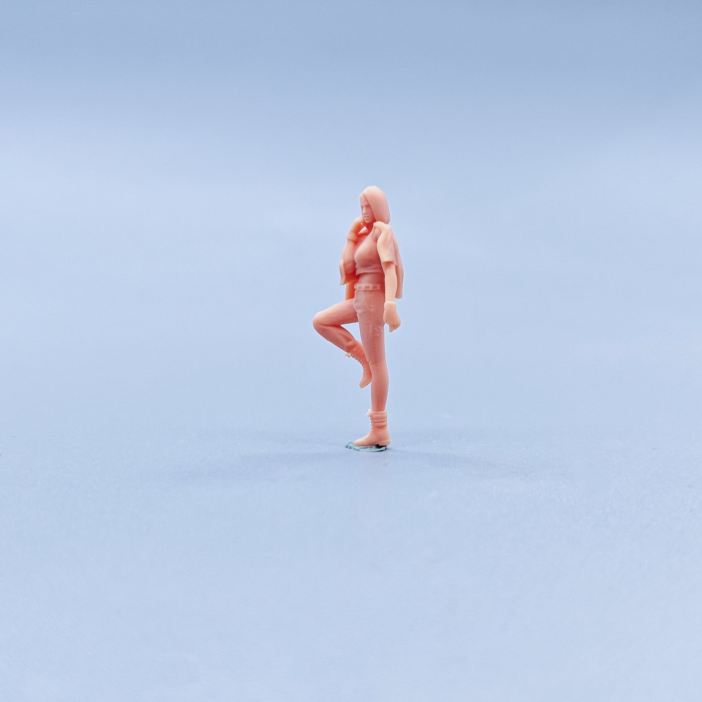 1/64 1/43 Figurines Scale Model Resin Get Clothes By Posture Girl Uncolored Miniatures Diorama Hand-painted C420