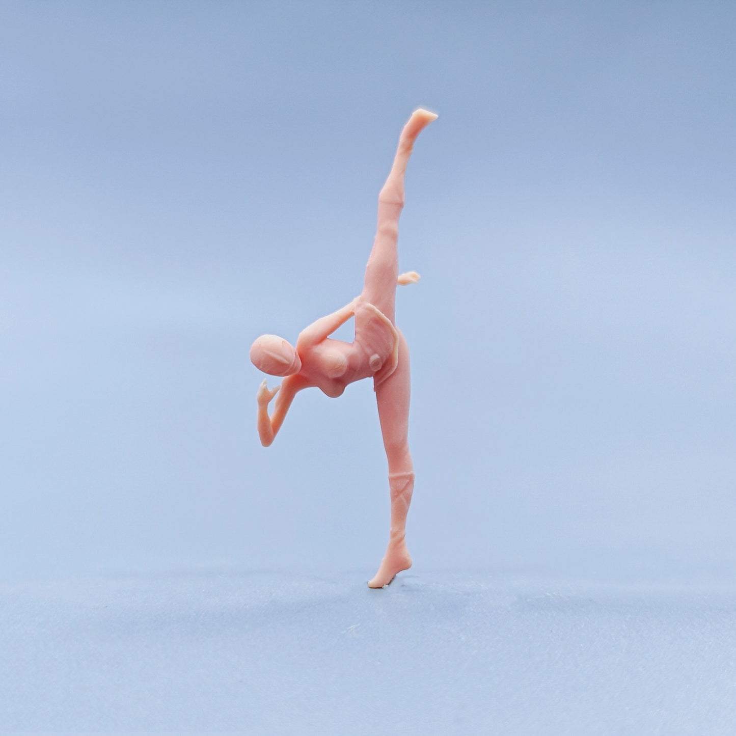 1/64 1/43 Figurines Scale Model Resin Pink Warrior Kicks Legs Uncolored Miniatures Diorama Hand-painted D610