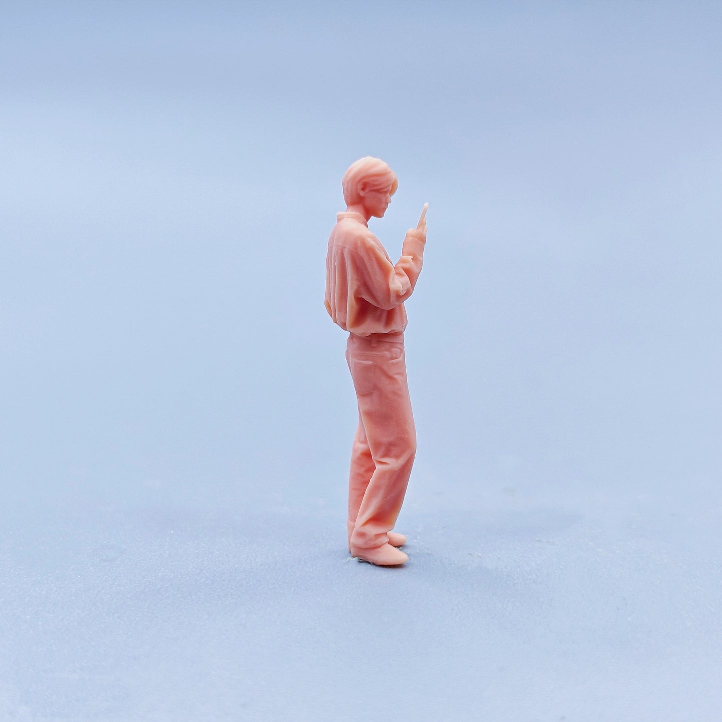 1/64 1/43 Figurines Scale Model Resin Insert Pocket and Play Phone Man Uncolored Miniatures Diorama Hand-painted D135
