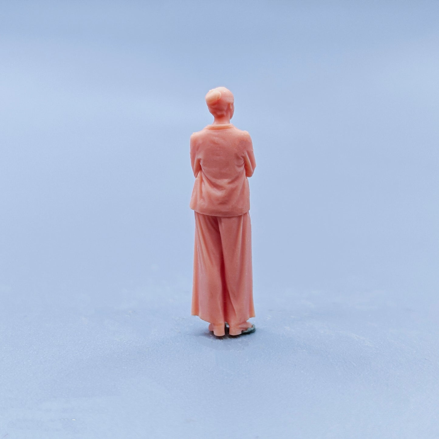 1/64 1/43 Figurines Scale Model Resin A Girl with Her Hands on Her Chest Uncolored Miniatures Diorama Hand-painted D136