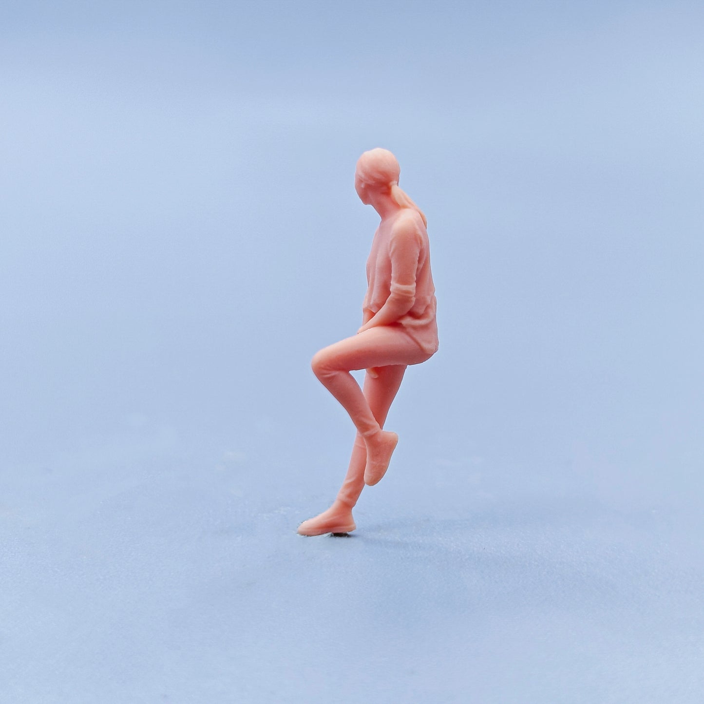 1/64 1/43 Figurines Scale Model Resin Smiling Woman Standing Against The Wall Uncolored Miniatures Diorama Hand-painted D333