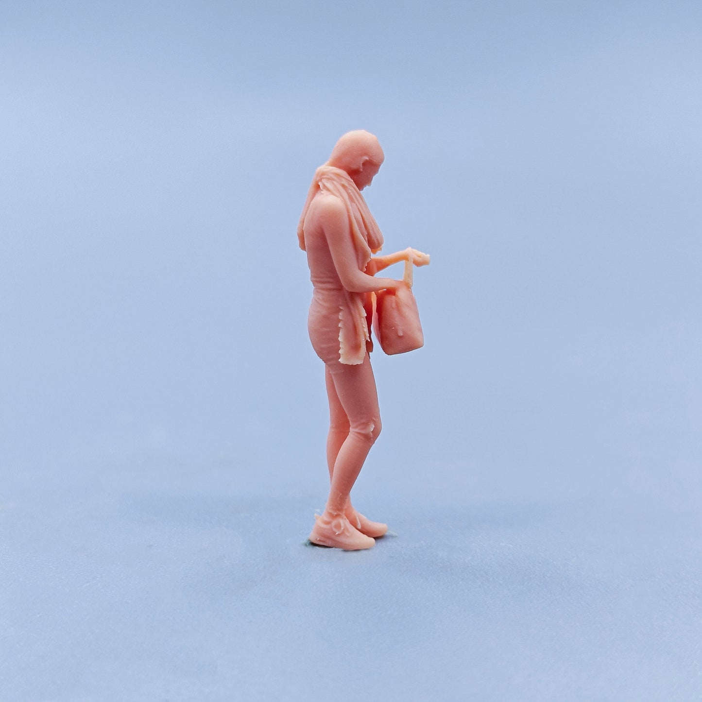 1/64 1/43 Figurines Scale Model Resin Woman Find Something with Bag Uncolored Miniatures Diorama Hand-painted D430