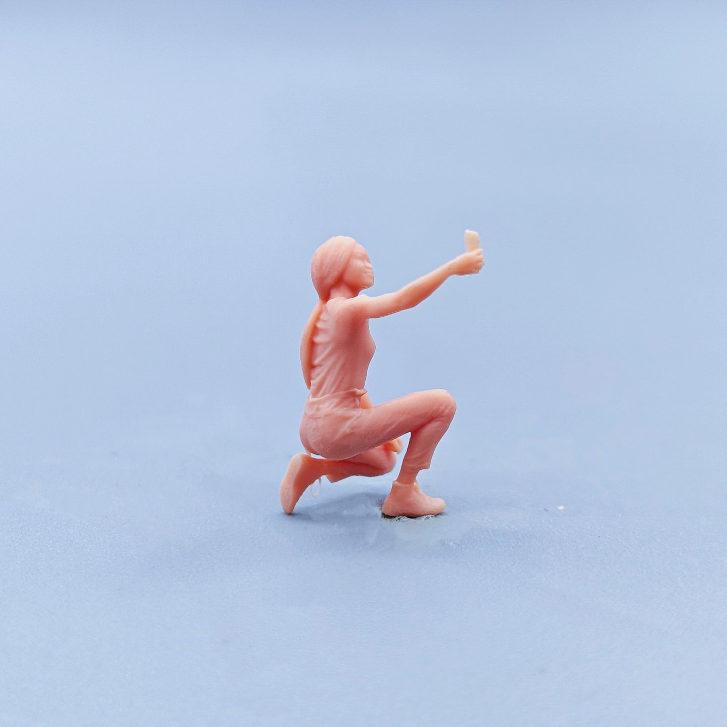 1/64 1/43 Figurines Scale Model Resin Squatting Pose Selfie Girl Uncolored Miniatures Diorama Hand-painted D401