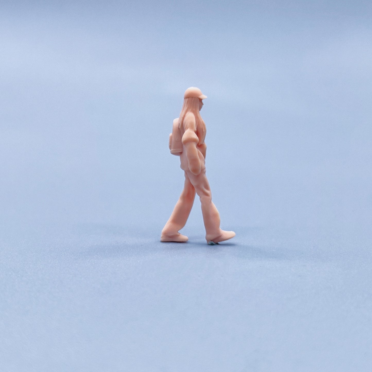 1/64 1/43 Figurines Scale Model Resin Girl Wearing A Hat Long Hair and A Small Backpack Uncolored Miniatures Diorama Hand-painted W430