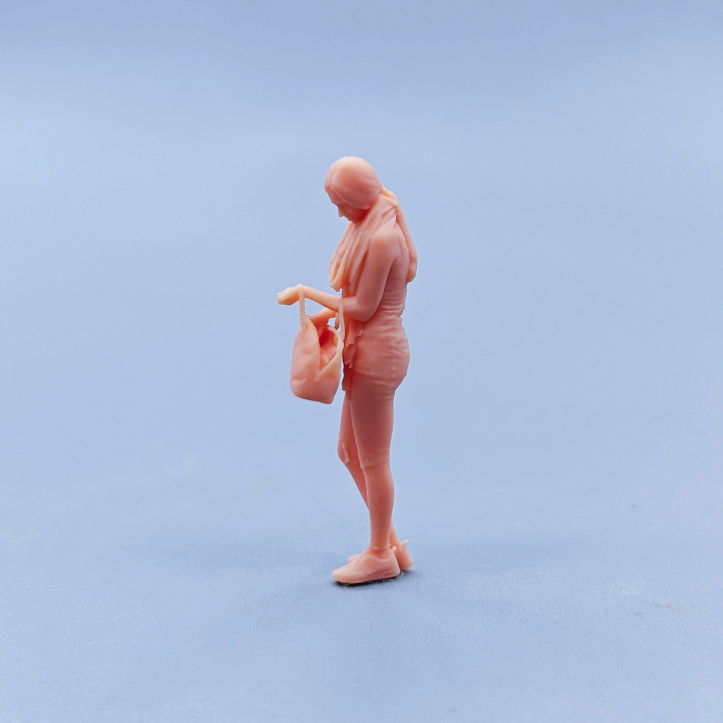1/64 1/43 Figurines Scale Model Resin Woman Find Something with Bag Uncolored Miniatures Diorama Hand-painted D430